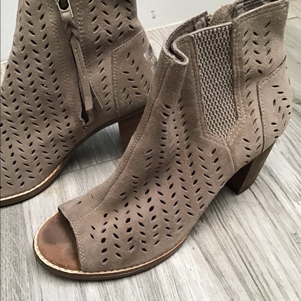 SOLD. Toms wedge shoe